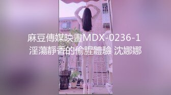 4P-影楼里，摄影师爆操婚纱新娘，工作人员还帮忙打灯吃蛋摸睾丸1