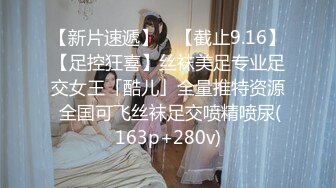  三男两女多人淫乱沙发上干到卧室，一人一个后入开操，摄影小哥旁边指导姿势