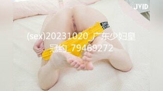  4大奶骚女喜欢被爆菊，太骚了被爆的上瘾，吸吮大屌很享受，翘起美臀等待被操，主动骑乘上下套弄