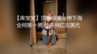 搞笑人妖洗菜的时候性欲来了各种瓜往嘴里放型男来了直接吃鸡巴过瘾厨房里大干菊花