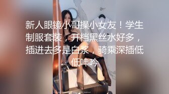 极品御姐跟她的老外男友激情啪啪大秀直播给狼友看，小嘴塞不下大鸡巴，大屌抽脸丝袜高跟