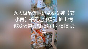 颜值不错的风骚女模特，大辫子漏出骚奶子诱惑狼友跟两位大哥激情3P