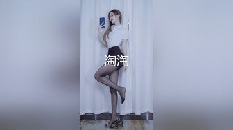 【新片速遞】   YC商场抄底碎花裙玛丽珍鞋女神❤️掀裙岔腿露出微湿白内和黑毛