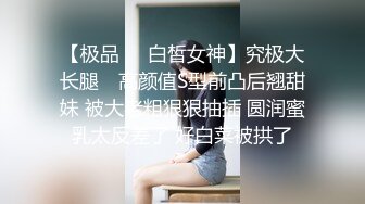 漂亮妹子胸罩被海浪拍偏乳头都跑出来还毫无察觉