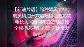 小女友边看电视边吃鸡