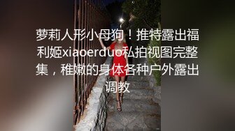 老婆扒开逼，等着鸡巴插入