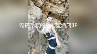 黑客破解家庭网络摄像头偷拍粘人的小媳妇给坐在电脑椅上吃零食的老公口活