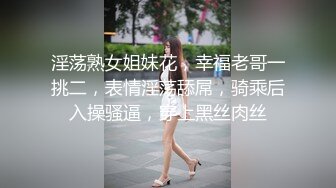 在家带两个孩子的哺乳期年轻漂亮妈妈如何给宝贝喂奶的大大凸起的乳头很诱人啊1080P原版