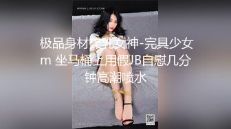 变态男跟踪尾随清纯小美眉到家里浴室窗外偷窥妹子洗澡貌似下面是个没毛毛的白虎