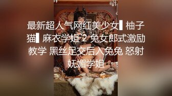   疯狂推荐！蜜桃cc新下海女神长得不错,性感网袜美腿~挺优质~被干废了~双洞齐开~狂撸