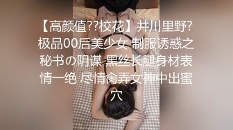 淫荡小骚货，户外露出，公共厕所自慰，扒开内裤塞着跳蛋，在男厕自慰，爽的骚穴喷水