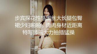  新流出民宿酒店偷拍 逼毛浓密性感苗条美女边看手机边自慰勾引男友来啪啪还没草就流白浆了