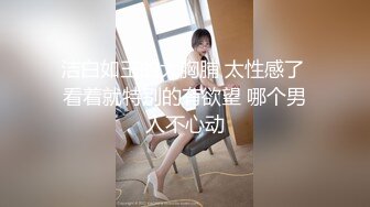 【新片速遞】  毛外套长靴黑丝少妇微毛肥鲍鱼❤️细窄的逼缝小小的圆逼洞