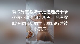 小美女的BB痒痒拿矿泉水洗