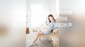 大妈刚刚洗完澡展示自己的美穴