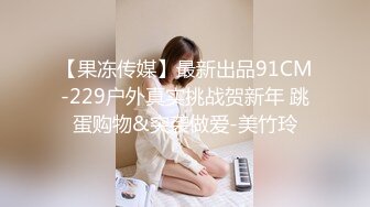   外表清纯短发18学生妹为赚钱拍摄，娇小身材无毛嫩穴，抱在身上扣穴