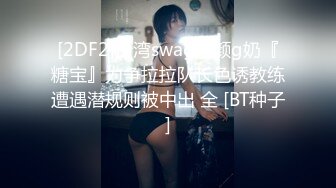 万达超市小脸妹妹服务员，身材娇小温柔型的眼镜女孩，工作不忙来上厕所，我拍下了她的小粉穴。