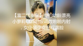 金发大妈上演脱衣秀