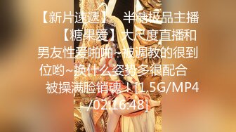  歌厅探花陈先生KTV点妹子，笑起来甜美颜值少女，唱唱歌摸摸奶子脱掉裤子