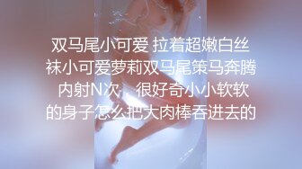 【新片速遞 】 办公楼女厕全景厕拍黑皮衣漂亮的卷发少妇❤️大片的阴毛基本被磨秃了