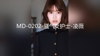 写字楼女厕偷拍一身黑装美女正反被拍两次肥臀肥逼