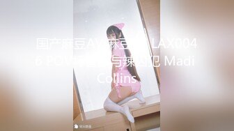   满背纹身萌萌哒双马尾美妞，无聊和炮友来一炮，特写深喉吸吮很卖力，主动上位骑乘