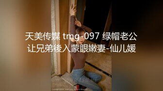 卫生间暗藏摄像头 意外拍到表妹用塑料扇给小嫩B挠痒痒