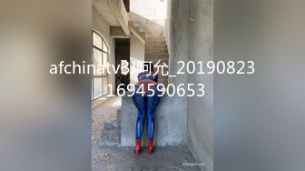 人高马大的熟女妈妈 大白天跟小伙偷情 那表情像做贼 东张西望不停看外面