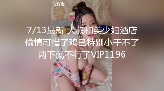 花裙少妇沙发上激情啪啪，倒立口交上位骑乘按着大力抽插猛操