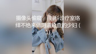 样子闷骚的华裔脸孔眼镜大学生美女在床上上网被大洋屌男友要求吃屌