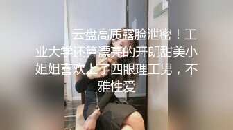 李老师探花之约了个良家小少妇，乖巧听话不粘人，让妹子干了没一会就射了，骚逼没满足不停撸着鸡巴