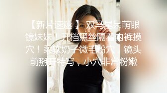 长腿美足女神穿上丝袜给男友足交然后撕开丝袜给大肉棒上下摩擦，绝对精彩