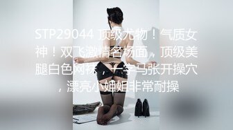 带骚熟女酒店开房，一进来就脱下裤子吃JB，抬起双腿扣穴，骑乘抽插猛操