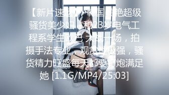 《魔手外购极品厕拍》商业城女厕全景偸拍多位少女少妇熟女方便，后位先拍脸再拍大白屁股，憋尿到极限的良家少妇动作逗死人 (7)