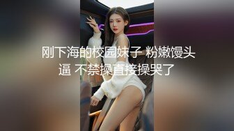 知名骚货吴梦梦KTV内淫乱，全程露脸边唱歌边骚，漏着奶子坐在小哥腿上喂他吃，主动上位抽插给小哥舔鸡巴